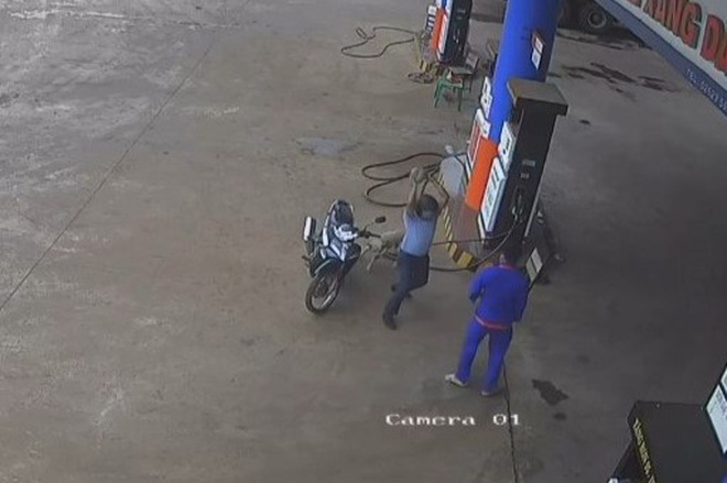 Nguyên Phó Chủ tịch huyện bị tố ném sầu riêng vào mặt nhân viên cây xăng - 1 Nguyên Phó Chủ tịch huyện bị tố ném sầu riêng vào mặt nhân viên cây xăng - 1