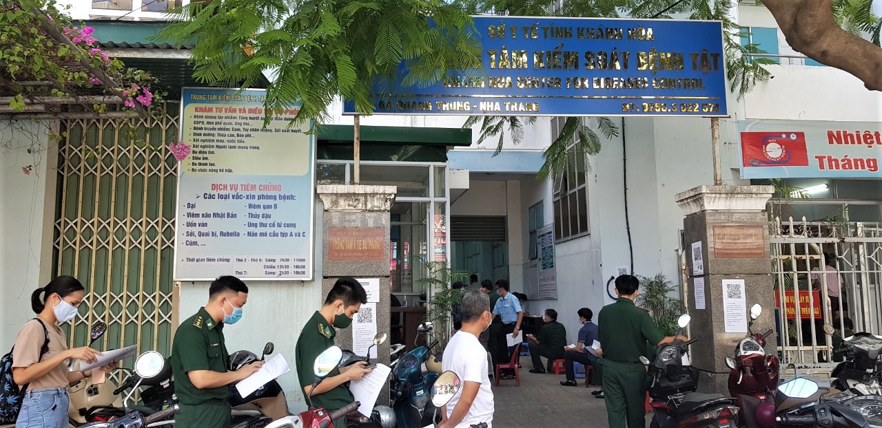 Người dân Khánh Hòa đi tiêm vắc xin. /// ẢNH: HIỀN LƯƠNG