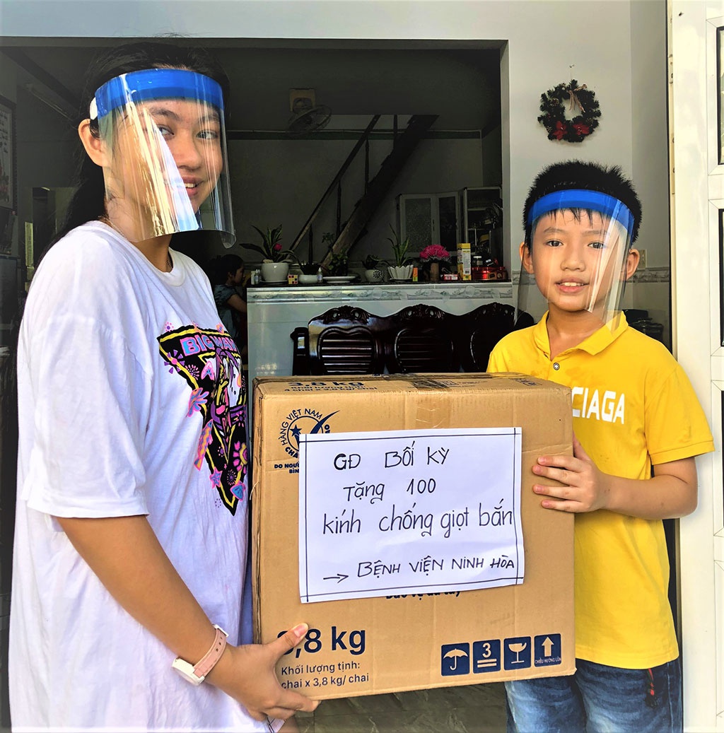 Hai cháu Ngân và Kỳ tặng kính chắn giọt bắn cho các bệnh viện /// ẢNH: CÔNG THI