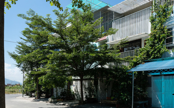 Gia đình 3 thế hệ ở Nha Trang sống trong ngôi nhà 77m2 ẩn mình giữa thiên nhiên, mang ký ức từ vùng cao nguyên về thành phố biển