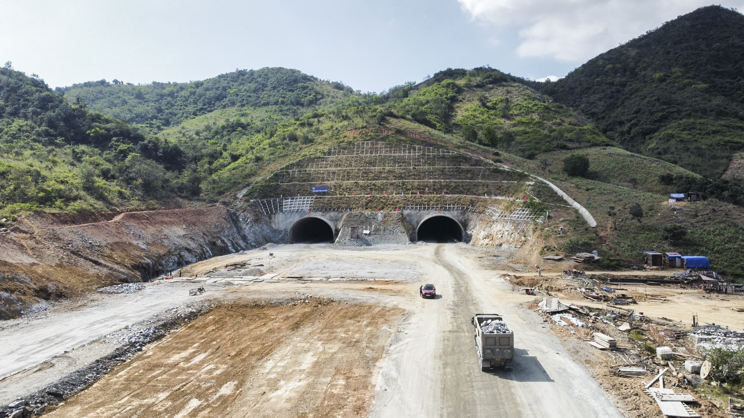 Hầm Dốc Sạn (TP. Cam Ranh) dài hơn 700m mỗi bên, đã được thông kỹ thuật. Hiện, nhà thầu đang hoàn thiện các công đoạn còn lại của hạng mục này.