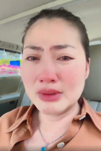Ngọc Lan khóc nấc trong livestream mới đây (Ảnh: FB Ngọc Lan Nguyễn)