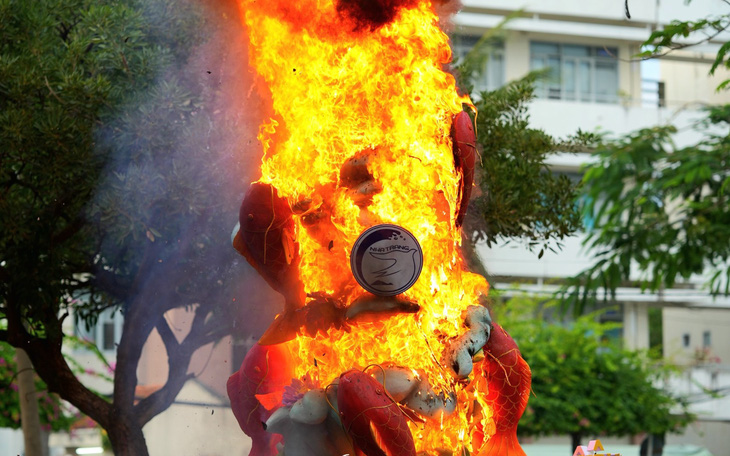 'Cá chép hóa rồng' ở Nha Trang bất ngờ bị cháy rụi, chưa kịp khai xuân