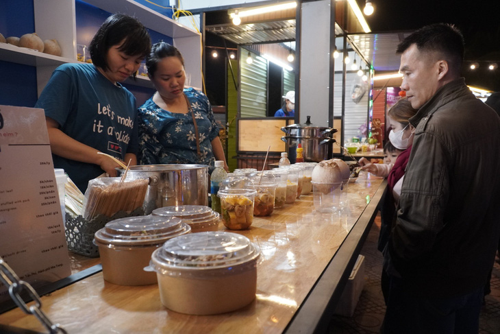 Người dân và du khách tham quan, thưởng thức ẩm thực đặc sản của Khánh Hòa tại chợ đêm Nha Trang - Ảnh: Th.Đ.