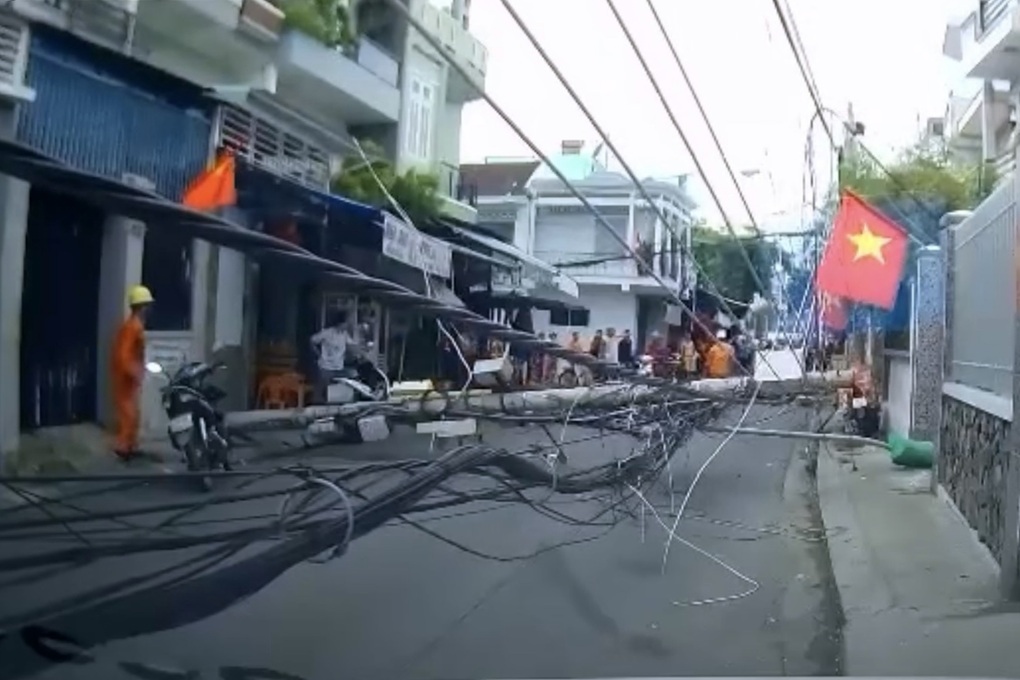 Cột điện đổ gục ở Nha Trang, một công nhân rơi xuống đường - 1