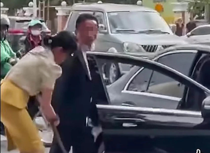 Người đàn ông rút kiếm đòi chém các công nhân khi bị nhắc nhở. Ảnh: AB người đàn ông (2).jpg